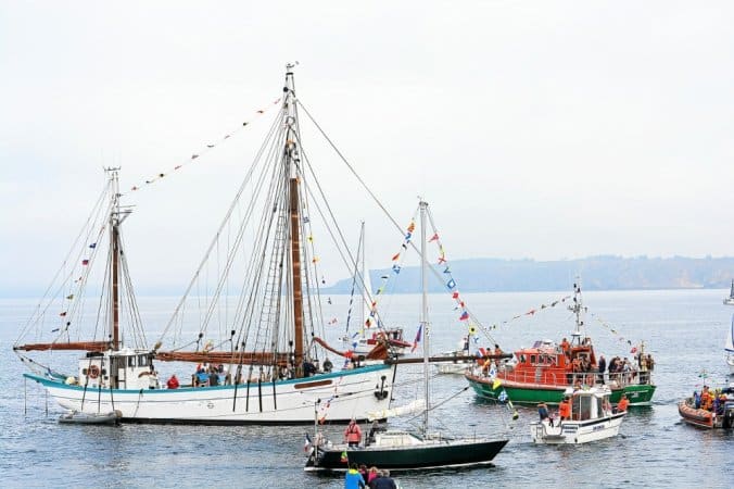 Superbe hommage aux péris en mer rendu par les canotiers de la SNSM, Fleur de Lampaul et de nombreux bateaux camarétois, pavoisés pour l'occasion. Photo le Télégramme